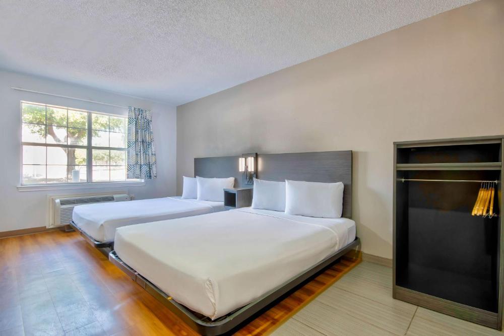Quadruple Room - Non-Smoking interior